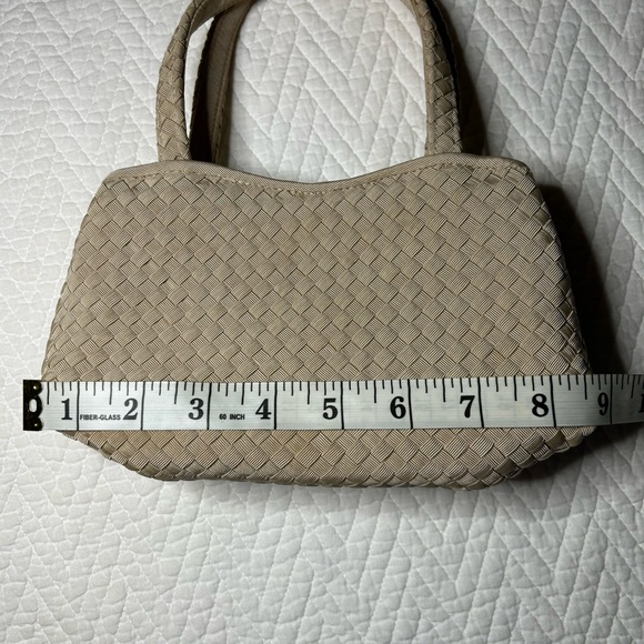 Sams Fifth Avenue woven to handle purse tan in color has pocket in the inside - Picture 4 of 9